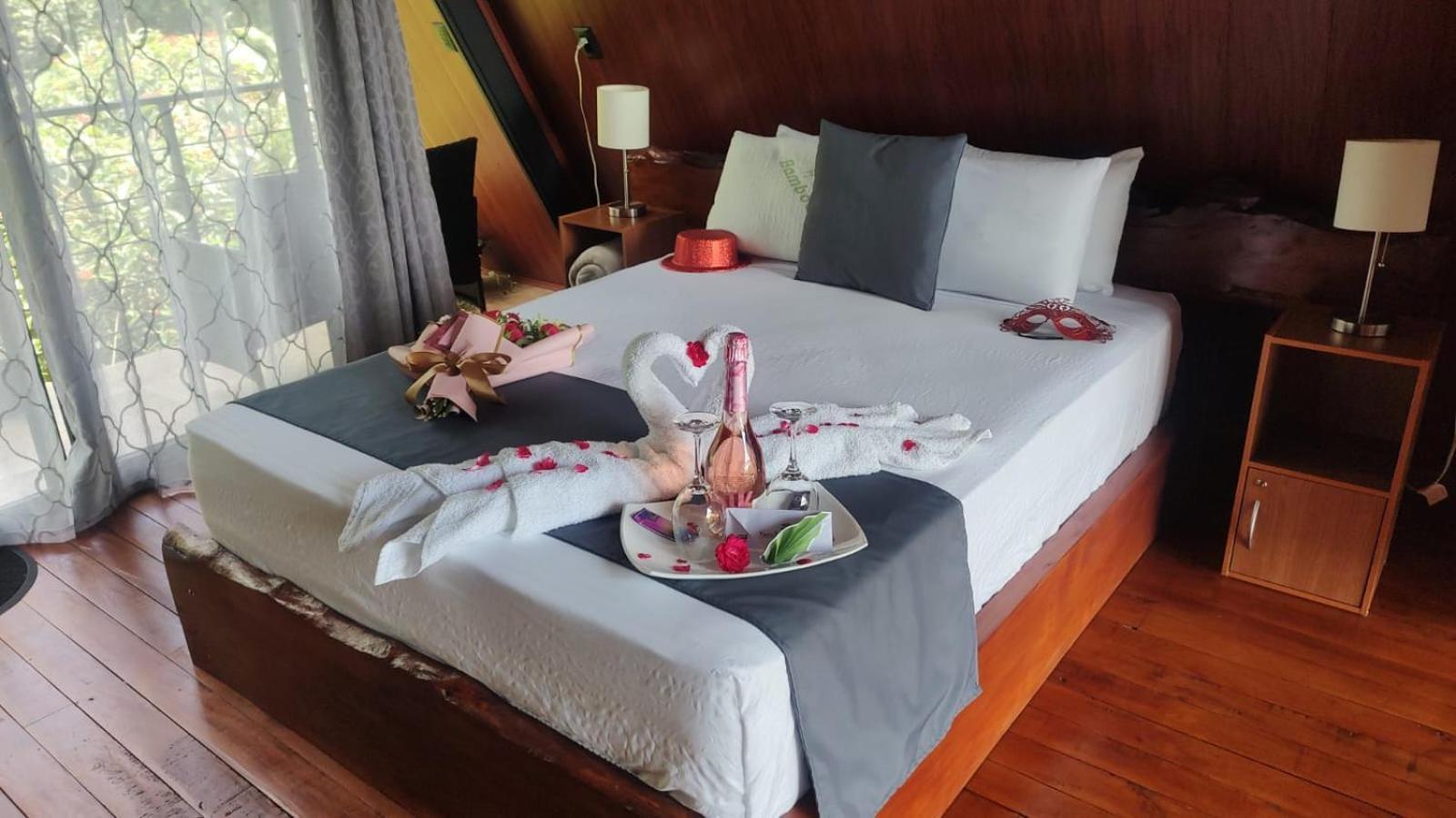 Yarumo Lodge, Rio Celeste Black Chalets Бихагуа Екстериор снимка
